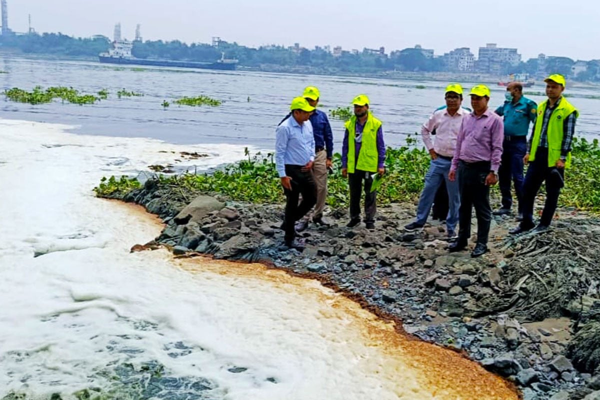 বুড়িগঙ্গায় বর্জ্য নিঃসরণ, পরিবেশ অধিদপ্তরের অভিযান