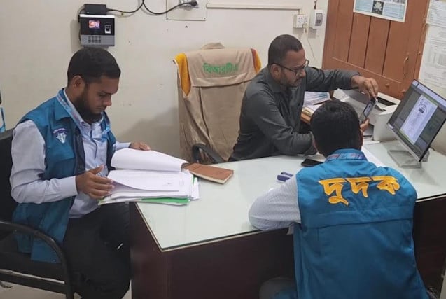 নেত্রকোনা বিআরটিএ কার্যালয়ে দুদকের হানা