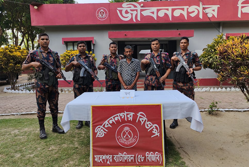 ভ্যানচালকের শরীরে মিলল অর্ধকোটি টাকার স্বর্ণ