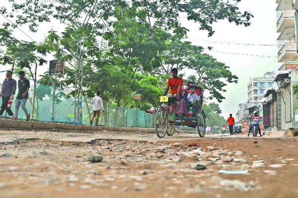 খানাখন্দে বেহাল লেকপাড় সড়ক