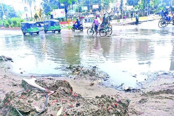 রাস্তার মোড়ে ভোগান্তি চরমে