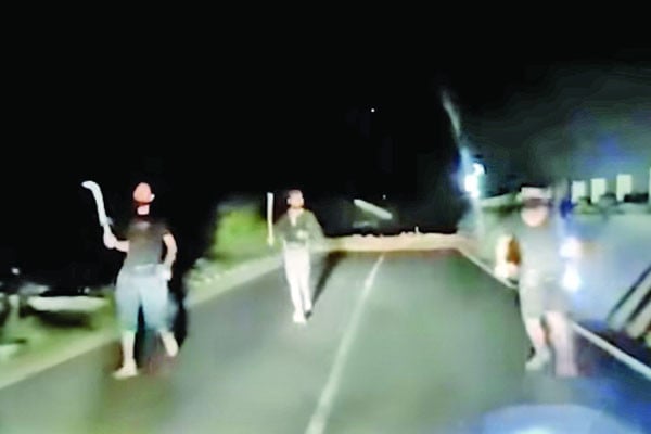 অস্ত্র হাতে এক্সপ্রেসওয়েতে ডাকাত কৌশলে রক্ষা