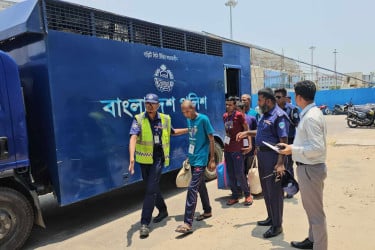 স্বদেশে ফেরত গেল সেনা-বিজিপি সদস্যসহ ৪০ মিয়ানমার নাগরিক