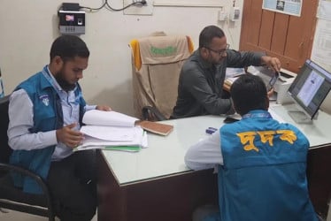 নেত্রকোনা বিআরটিএ কার্যালয়ে দুদকের হানা