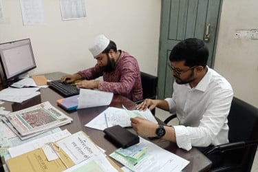 নারায়ণগঞ্জে বিআরটিএ অফিসে দুদকের অভিযান
