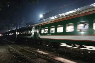 রাজধানীতে চলন্ত ট্রেনের ছাদ থেকে শিক্ষার্থীকে ফেলে দিল ছিনতাইকারীরা
