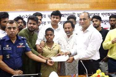 সিরাজগঞ্জে আন্দোলনের আহতদের মাঝে ২ কোটি ৪৯ লাখ টাকার চেক বিতরণ