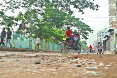 খানাখন্দে বেহাল লেকপাড় সড়ক