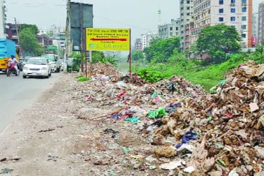 রাতের আঁধারে ভরাট হচ্ছে রামপুরা খাল