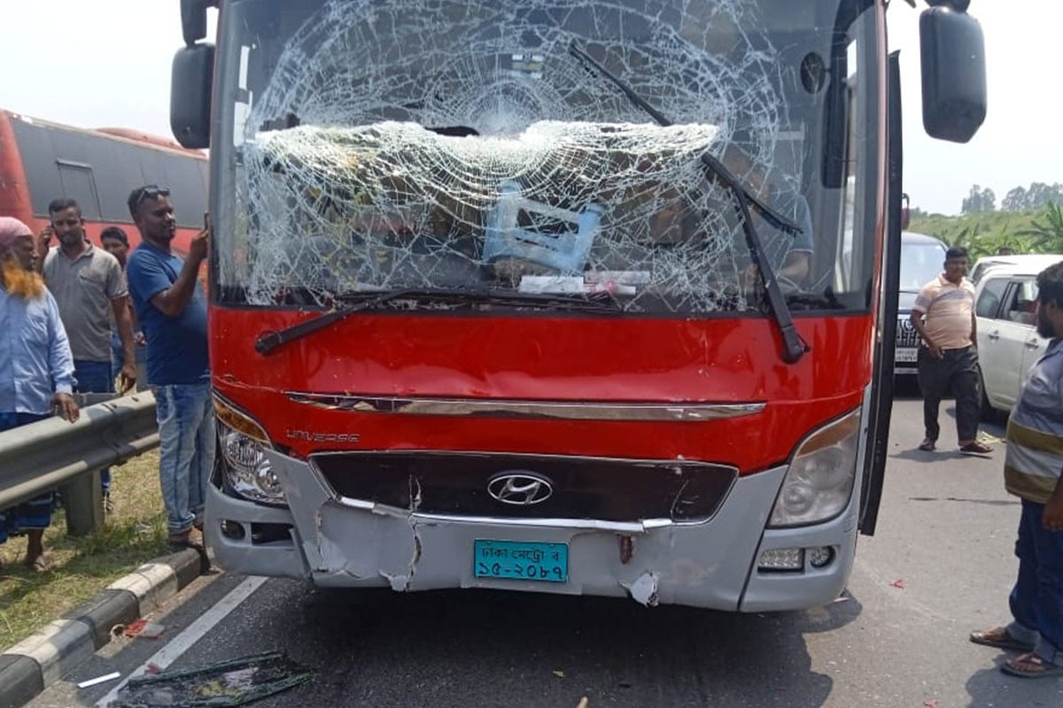 ঢাকা-মাওয়া এক্সপ্রেসওয়েতে অ্যাম্বুলেন্সকে বাসের ধাক্কা, নিহত ৫