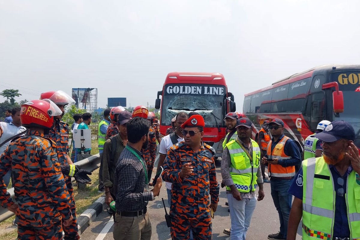 ঢাকা-মাওয়া এক্সপ্রেসওয়েতে অ্যাম্বুলেন্সে বাসের ধাক্কা, নিহত ৫