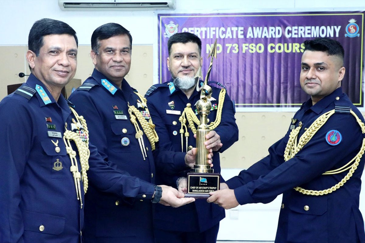 বিমান বাহিনীর ৭৩তম ফ্লাইট সেফটি অফিসার্স কোর্সের সনদ বিতরণ