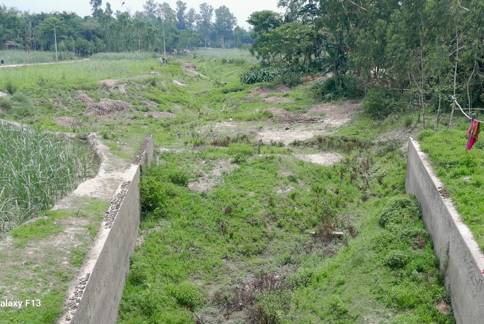 উজানে পলি পড়ে ভরাট হয়ে মরছে করতোয়া নদী
