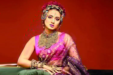 দশে দশ তাসনিয়া ফারিণ