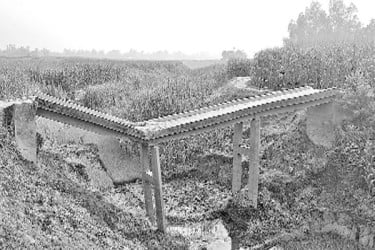 ব্রিজ ভাঙা, দুর্ভোগে ৩০ গ্রামের মানুষ