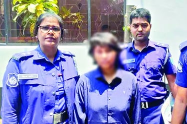 বাবাকে হত্যা করে পুলিশে ফোন মেয়ের