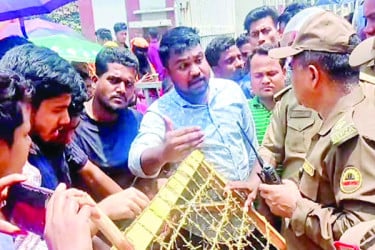 তিন মাস বেতন বাকি শ্রমিকদের বিক্ষোভ