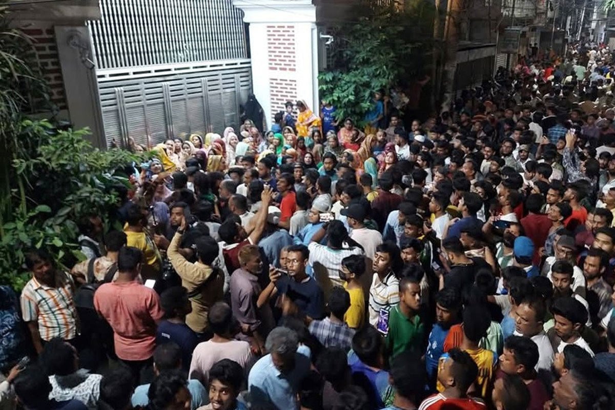 আইভীকে আটকে অভিযান, রাস্তা অবরোধে সমর্থকরা