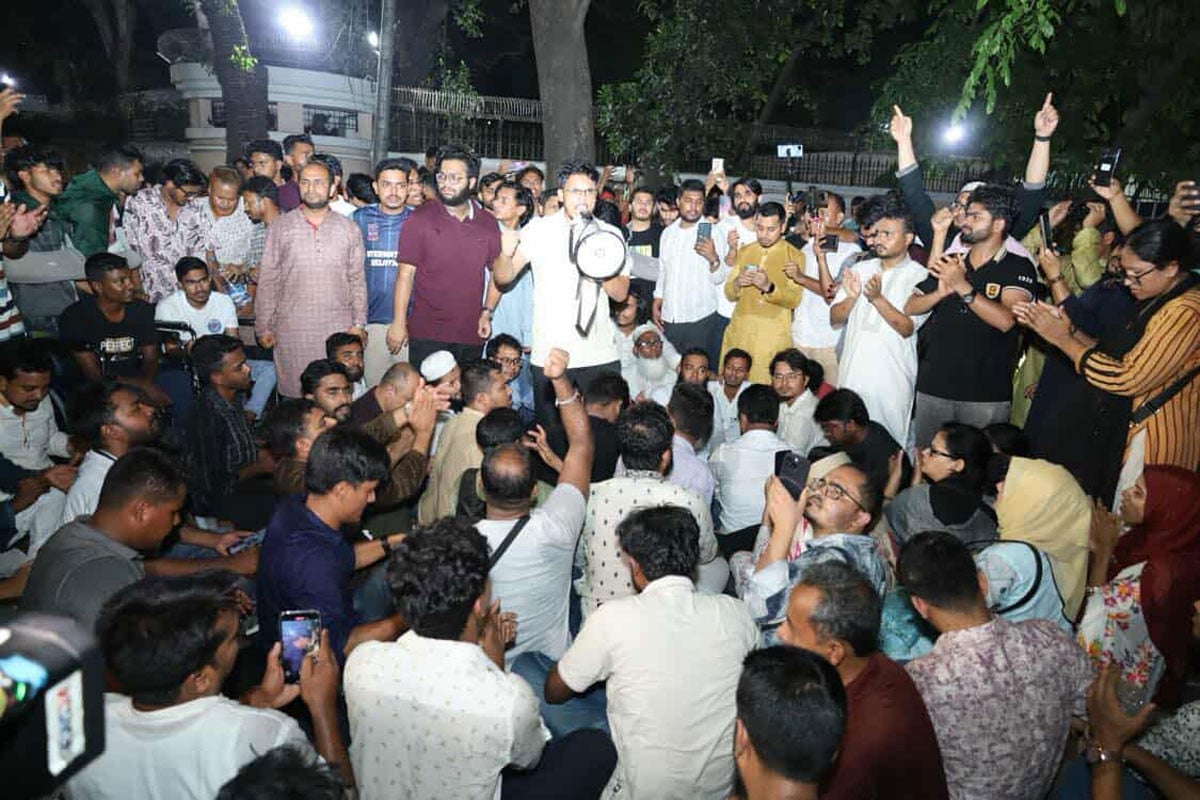 আওয়ামী লীগকে নিষিদ্ধ ও বিচারের দাবিতে যমুনার সামনে অবস্থান
