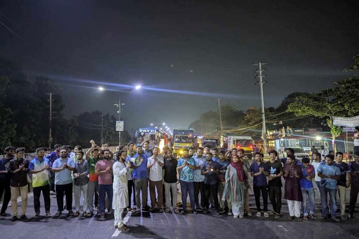 আওয়ামী লীগ নিষিদ্ধের দাবিতে ঢাকা-আরিচা মহাসড়ক অবরোধ জাবি শিক্ষার্থীদের