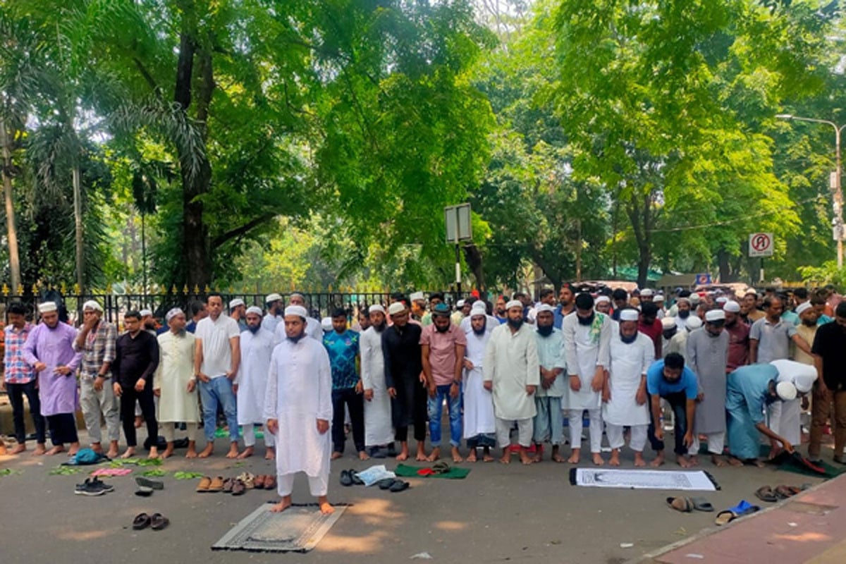 যমুনার সামনেই জুমা পড়লেন আন্দোলনকারীরা
