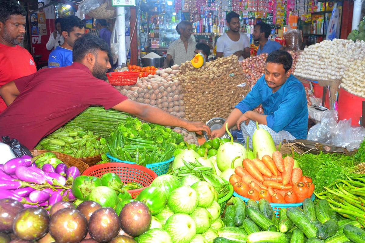 বগুড়ায় হাতের নাগালে সবজির দাম