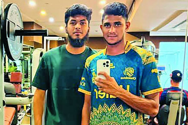 রাতেই পাকিস্তান ছাড়লেন নাহিদ, রিশাদ