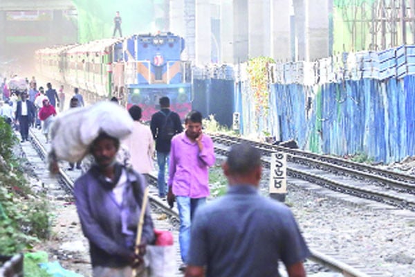 রেললাইনে মৃত্যুফাঁদ