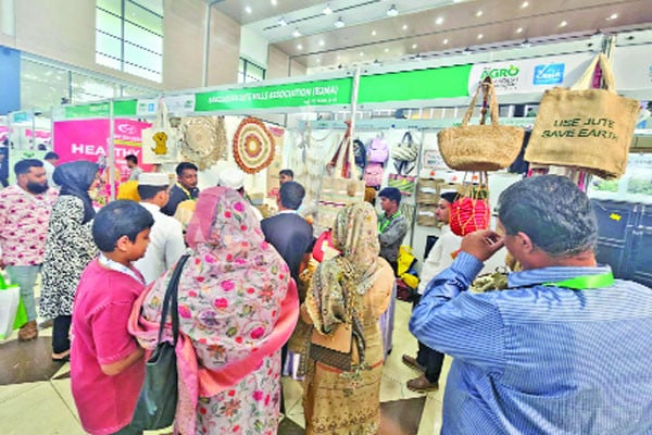 ছুটির দিনে আইসিসিবিতে ভিড়