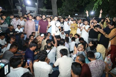 আওয়ামী লীগকে নিষিদ্ধ ও বিচারের দাবিতে যমুনার সামনে অবস্থান