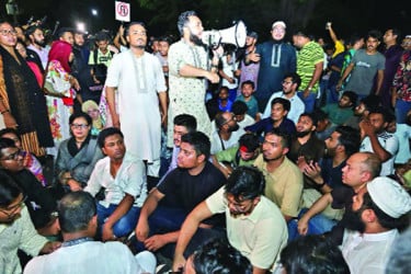 আওয়ামী লীগ নিষিদ্ধের দাবিতে যমুনার সামনে অবস্থান