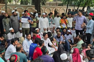 রাতভর অবস্থানের পর সকালেও চলছে যমুনার সামনে বিক্ষোভ