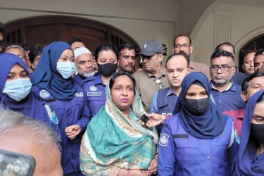 ৫ মামলায় গ্রেফতার দেখিয়ে থানায় নেওয়া হলো আইভীকে