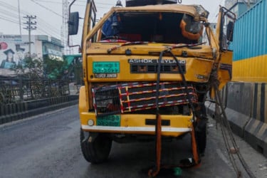 সাভারে দাঁড়িয়ে থাকা বাসে ট্রাকের ধাক্কা, প্রাণ গেল দুইজনের