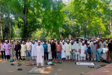 যমুনার সামনেই জুমা পড়লেন আন্দোলনকারীরা