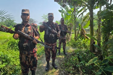 সাতক্ষীরার সীমান্তে গ্রামবাসীদের মধ্যে আতঙ্ক, সতর্ক বিজিবি