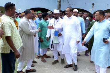‘সর্ষের মধ্যে ভূত থাকলে সে ভূত তাড়াবে কে’