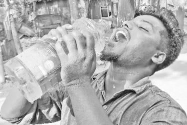ভ্যাপসা গরমে অস্বস্তি