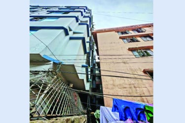 নিরাপত্তা ঝুঁকি বাড়াচ্ছে হেলে পড়া ভবন