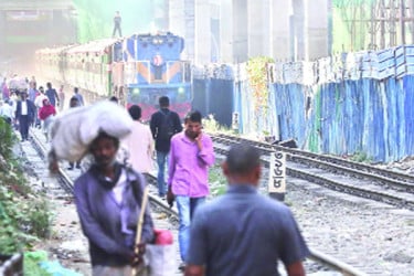 রেললাইনে মৃত্যুফাঁদ