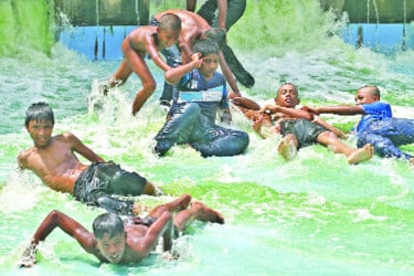 তাপপ্রবাহে পুড়ছে দেশ