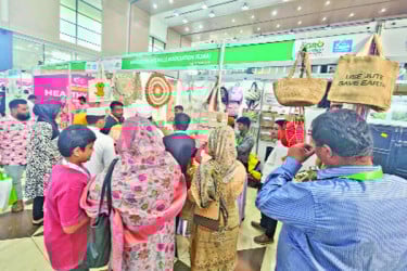 ছুটির দিনে আইসিসিবিতে ভিড়