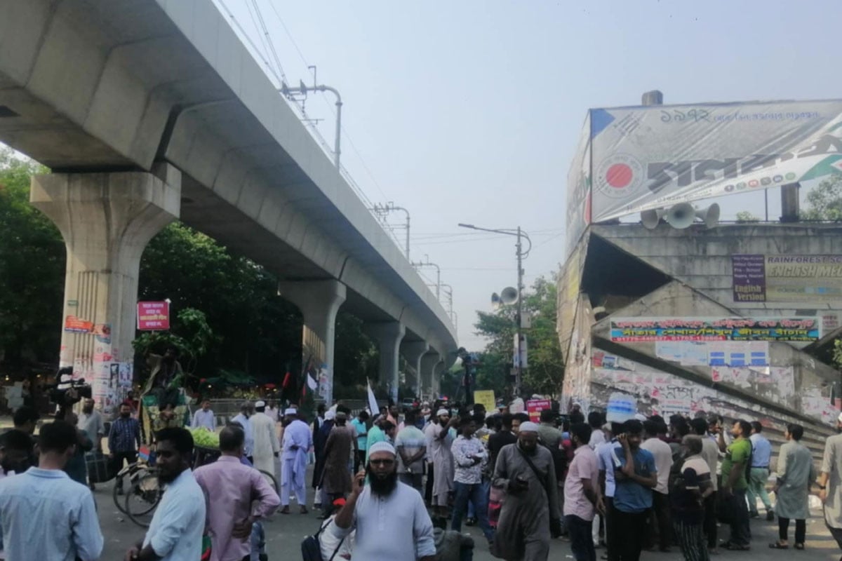 শাহবাগে দ্বিতীয় দিনের মতো ছাত্র-জনতার বিক্ষোভ চলছে