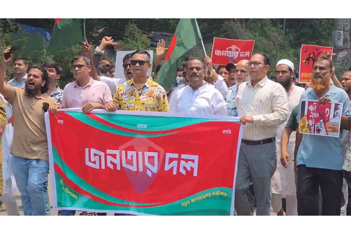 আওয়ামী লীগ নিষিদ্ধের দাবিতে একাত্মতা জানাতে শাহবাগে জনতার দল