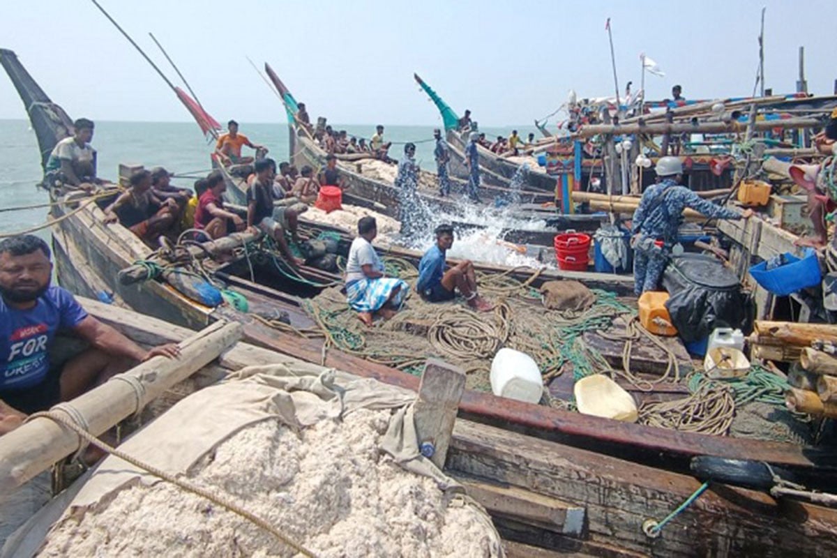 কক্সবাজার উপকূলে ১১ ফিশিং বোট আটক