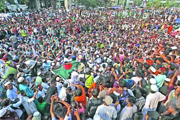 গণজমায়েতে উত্তাল শাহবাগ