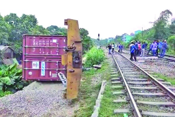শতাধিক ঝুঁকিপূর্ণ সেতুতে চলছে ৬০ জোড়া ট্রেন