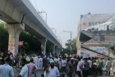 শাহবাগে দ্বিতীয় দিনের মতো ছাত্র-জনতার বিক্ষোভ চলছে