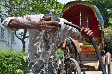 তীব্র তাপপ্রবাহে পুড়ছে রাজশাহী ও চুয়াডাঙ্গা