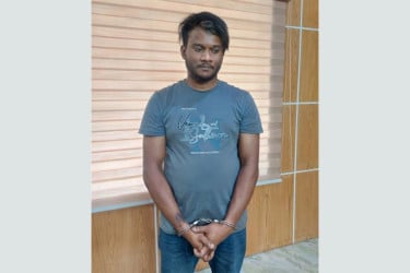 সোনারগাঁয়ে পিস্তল ও গুলিসহ যুবক আটক